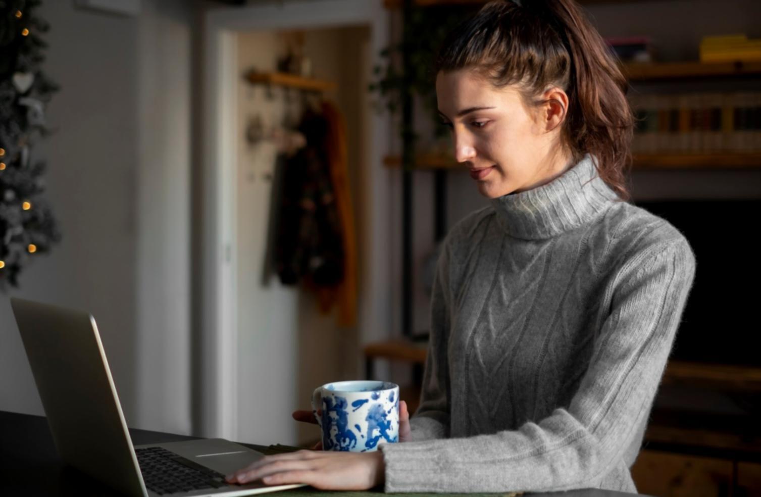 Personne organisant ses finances personnelles avec méthode